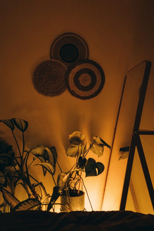 اتاق خواب با نور زرد و آرام بخش