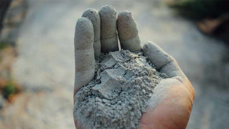 راهنمای جامع درمان و پیشگیری از حساسیت و سوختگی ناشی از سیمان