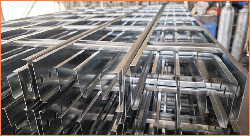 مزایای استفاده از سینی کابل گالوانیزه استاندارد در پروژه های صنعتی